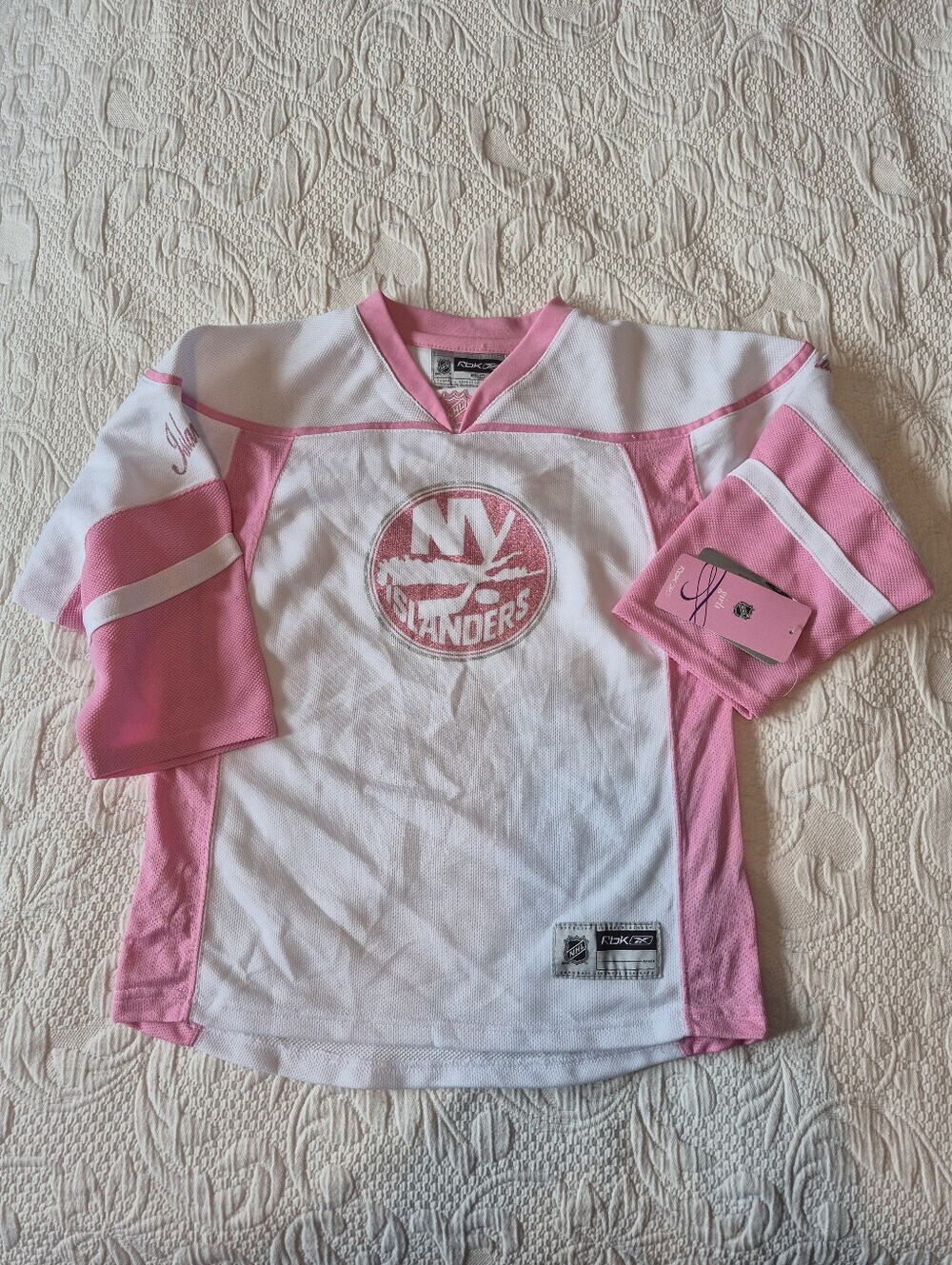 New York Islanders girls size M or 10/12 pink & white jersey NWT